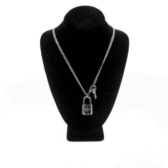 Louis Vuitton Silver LV Signature Padlock Key Graphite Plaquette 22in Necklace - Picture 2 of 7